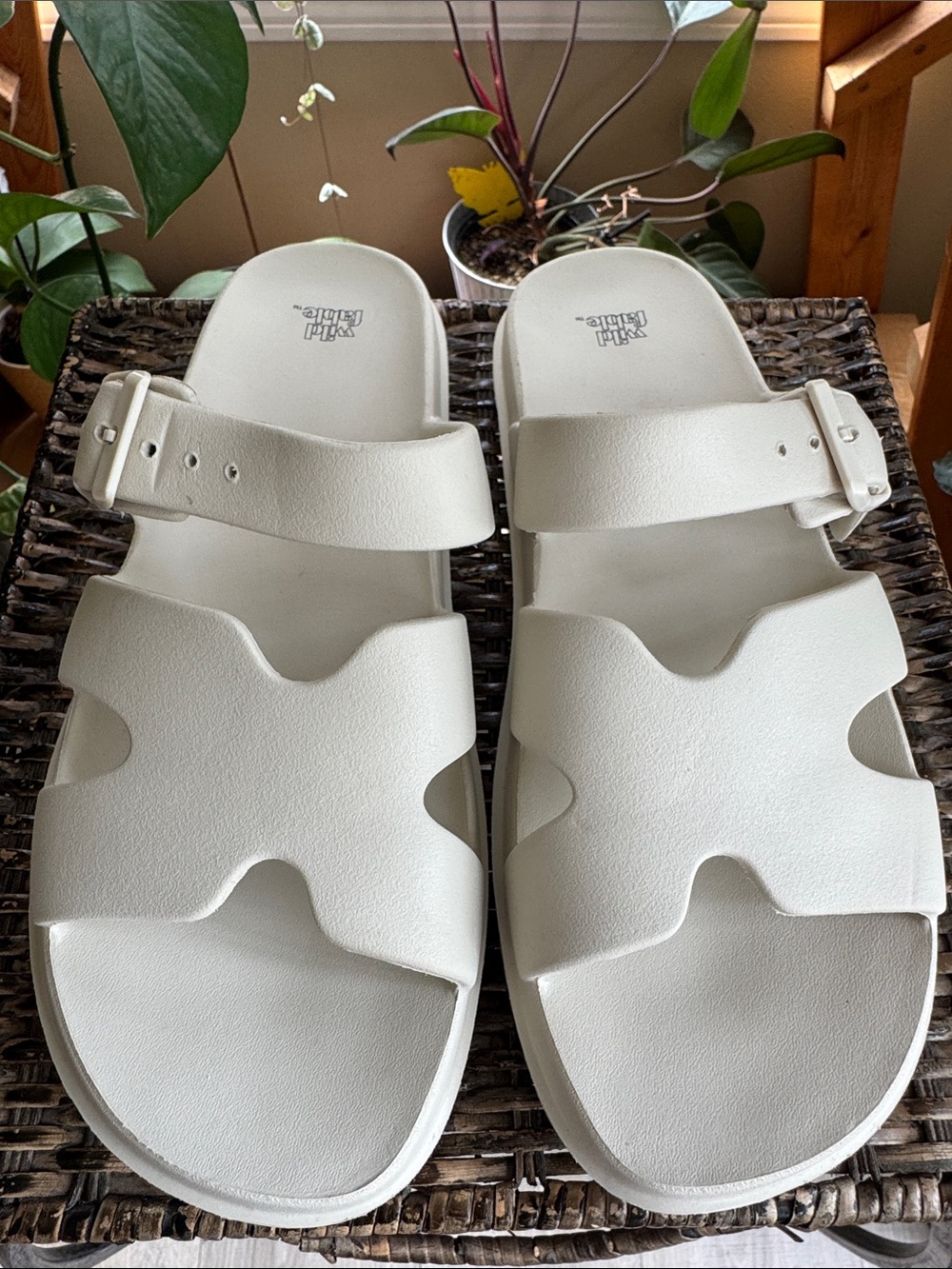 Wild Fable off white Slip-On Sandals Women’s Size 11